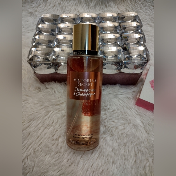 Victoria's Secret Limited Edition Strawberries & Champagne Fine Fragrance Mist - Picture 2 of 3